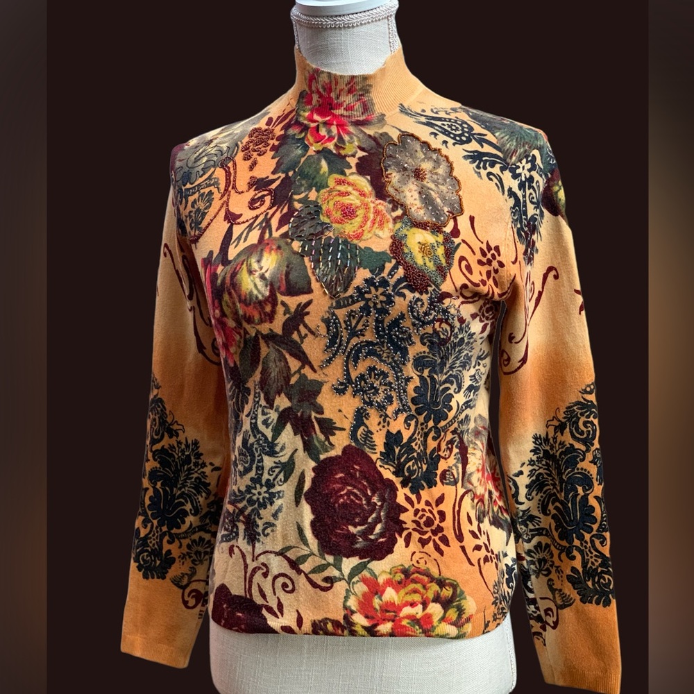 Cyrus SZ MD fitted sweater floral beaded preowned like new, fits like a glove